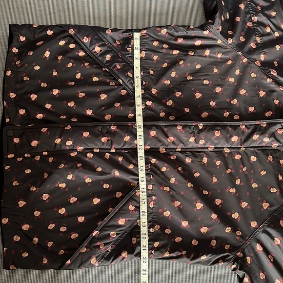 Cabi Rainy Day Reflective Floral Jacket 4115 Oversized Medium - Picture 9 of 11